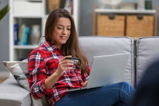 Vrouw die online het winkelen maakt