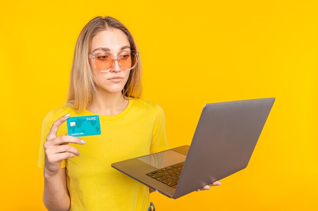 Vrouw die online met creditcard en computer winkelt. Internet winkelen concept.