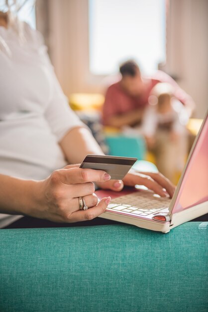 Vrouw die online met creditcard winkelt