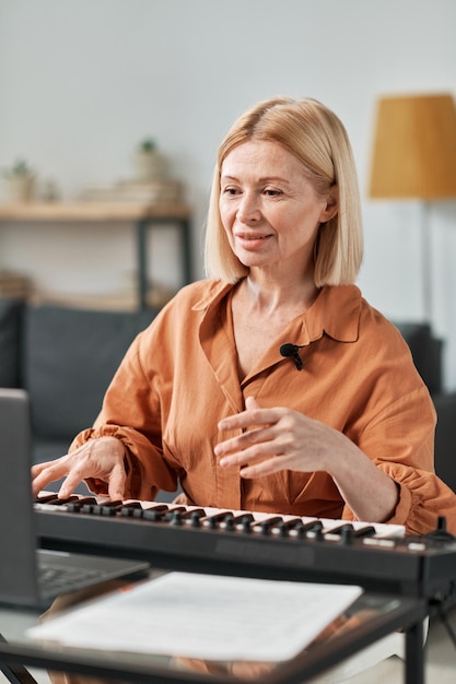 Vrouw die online op piano speelt