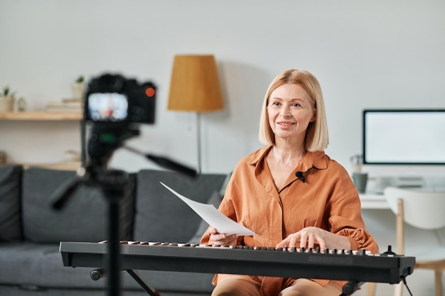 Vrouw die online piano leert spelen