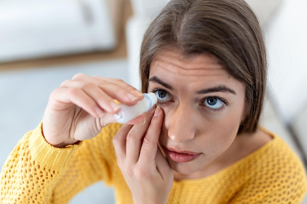 Foto vrouw die oogdruppels gebruikt vrouw die oogsmeermiddel laat vallen om droge ogen of allergie te behandelen zieke vrouw die oogbalirritatie of -ontsteking behandelt vrouw die lijdt aan geïrriteerde oog optische symptomen