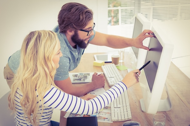 Foto vrouw die op computer met naald richt