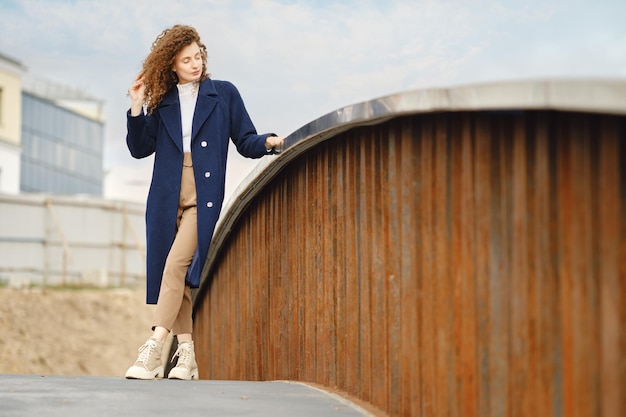 Vrouw die op de brug staat