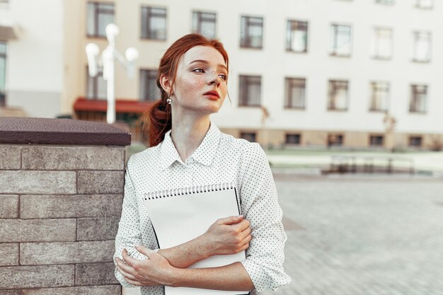 Foto vrouw die op de campus staat.