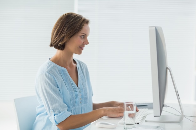 Vrouw die op de computer werkt