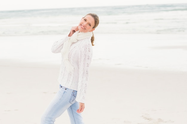 Vrouw die op de kust loopt