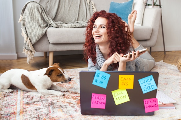 Foto vrouw die op de laptop werkt. vrouw zit op de computer. drukke dame. zakenvrouw werken.