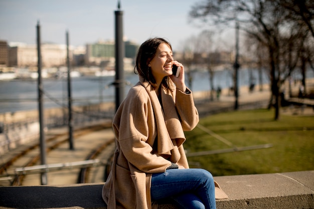 Vrouw die op de mobiele telefoon spreekt