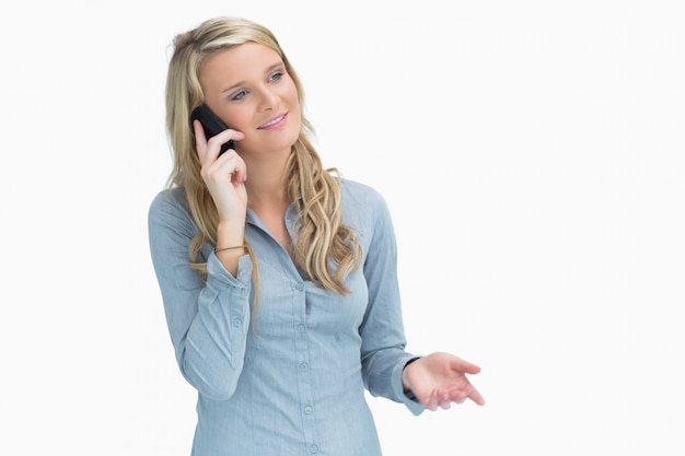 Vrouw die op de telefoon spreekt