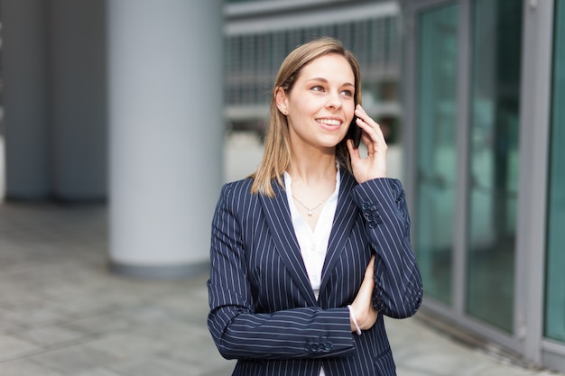 Vrouw die op de telefoon spreekt