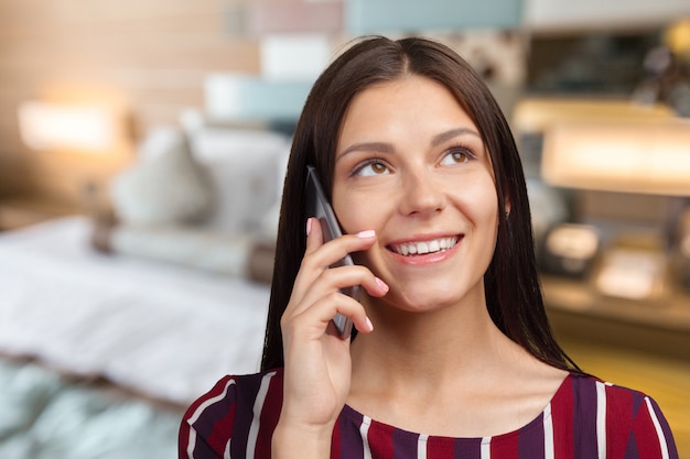 Vrouw die op de telefoon spreekt