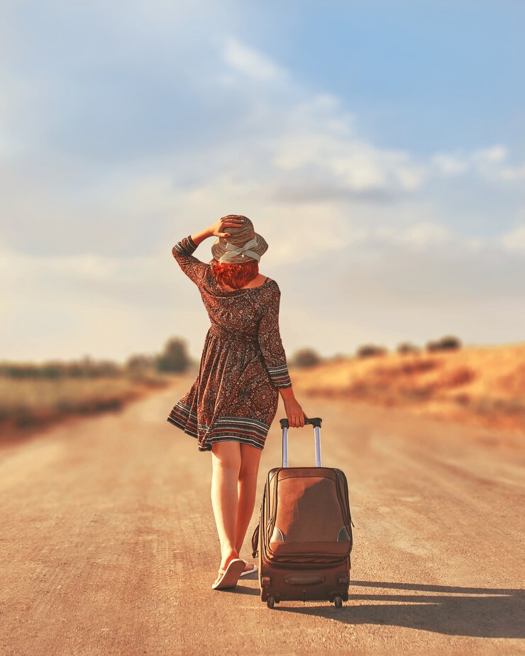 Vrouw die op de weg met Bagage loopt. Vrijheid concept