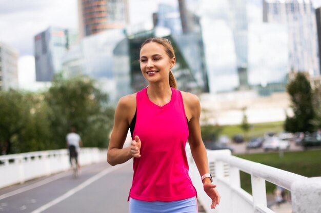 Vrouw die op een brug loopt in een moderne stad