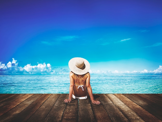 Vrouw die op een dek naast het strand looit