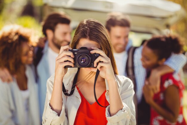 Vrouw die op een foto van camera in park klikt