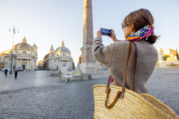 Vrouw die op een ochtendtijd Piazza del Popolo in de stad Rome bezoekt