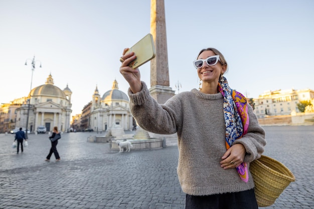 Vrouw die op een ochtendtijd Piazza del Popolo in de stad Rome bezoekt