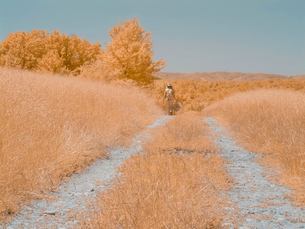 Foto vrouw die op een ondergrondse veld loopt