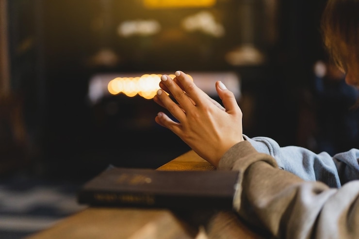 Foto vrouw die op haar knieën in een oude katholieke tempel tot god bidt