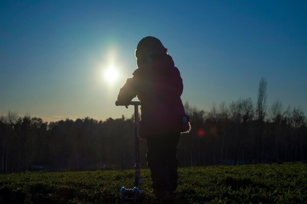 Foto vrouw die op het grasveld staat.