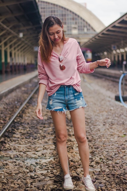 Foto vrouw die op het spoor staat.