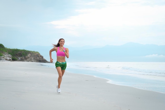 Vrouw die op het strand