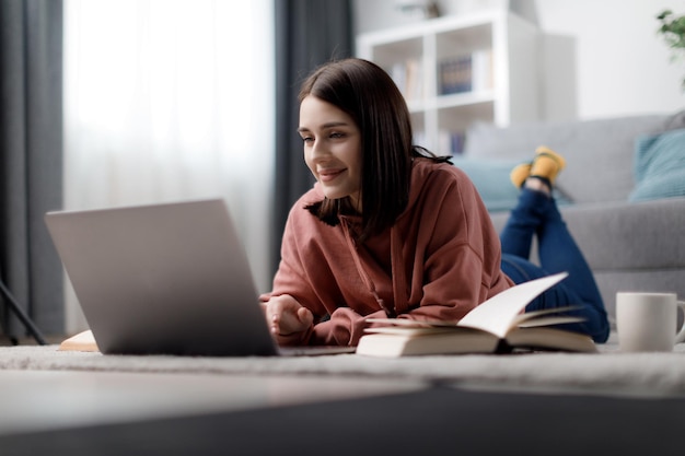 Foto vrouw die op laptop bestudeert