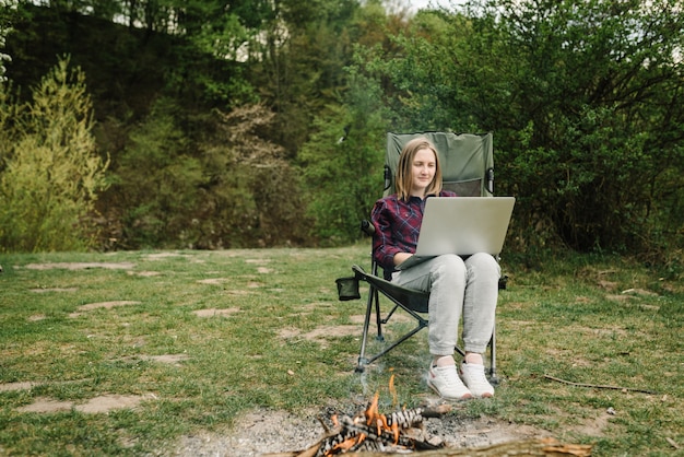 Vrouw die op laptop online aan aard werkt