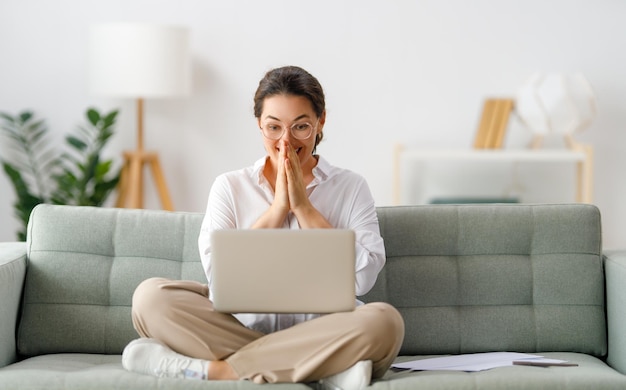 Vrouw die op laptop thuis werkt