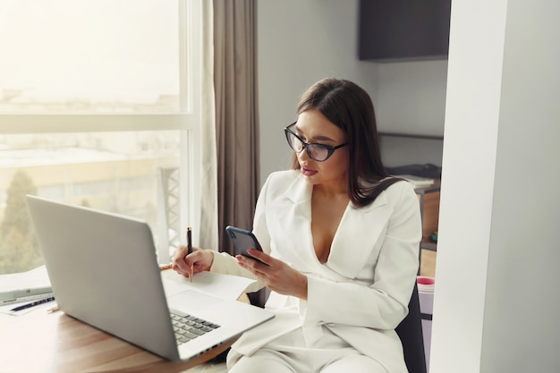 Vrouw die op laptop werkt vanuit huis