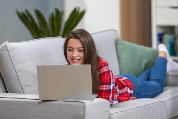 Vrouw die op laptop werkt