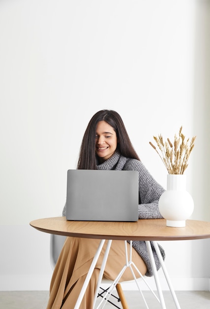 Vrouw die op laptop werkt