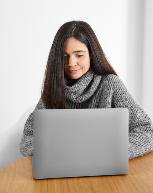 Vrouw die op laptop werkt