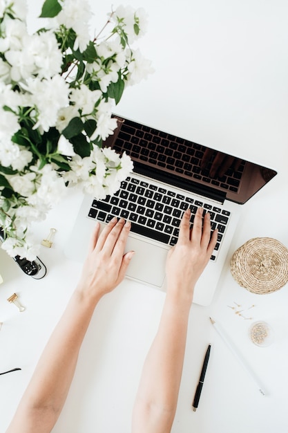 Vrouw die op laptop werkt