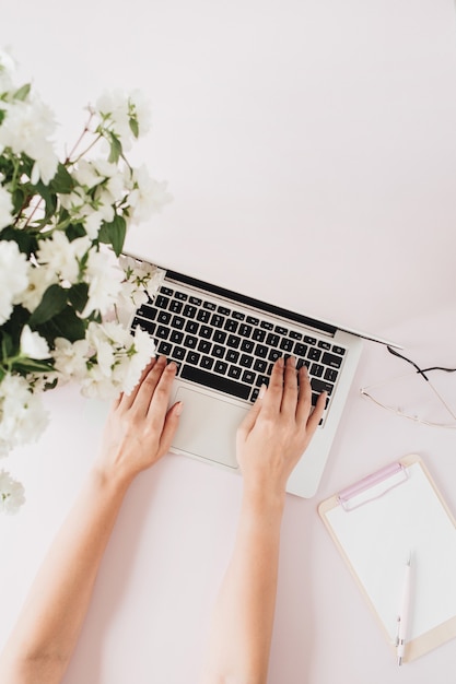 Vrouw die op laptop werkt