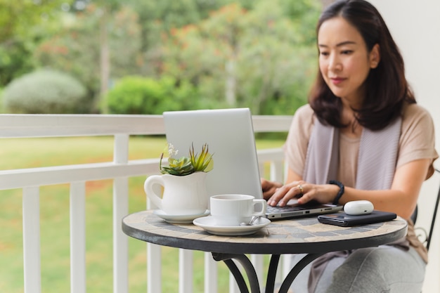 Vrouw die op laptop werkt.