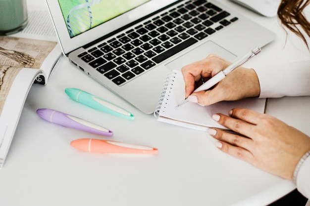 Foto vrouw die op laptop werkt