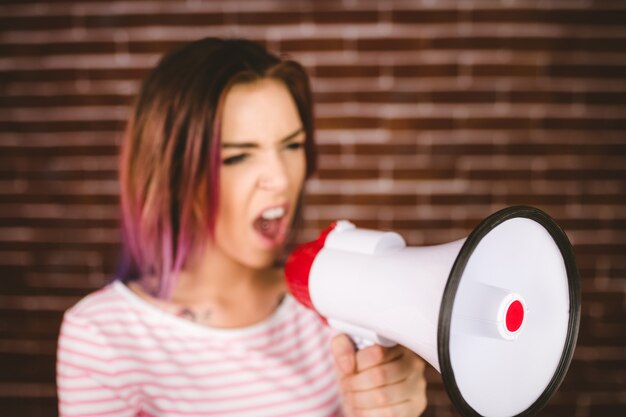 Vrouw die op megafoon schreeuwt