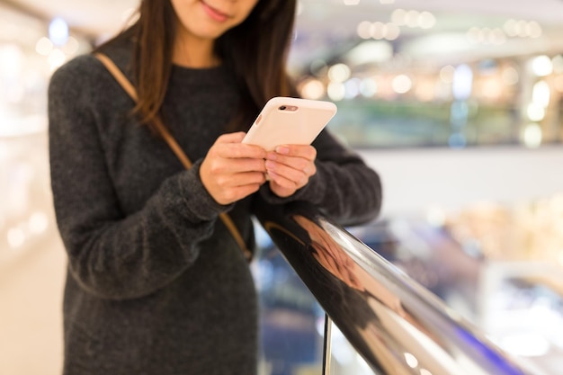 Vrouw die op mobiel werkt