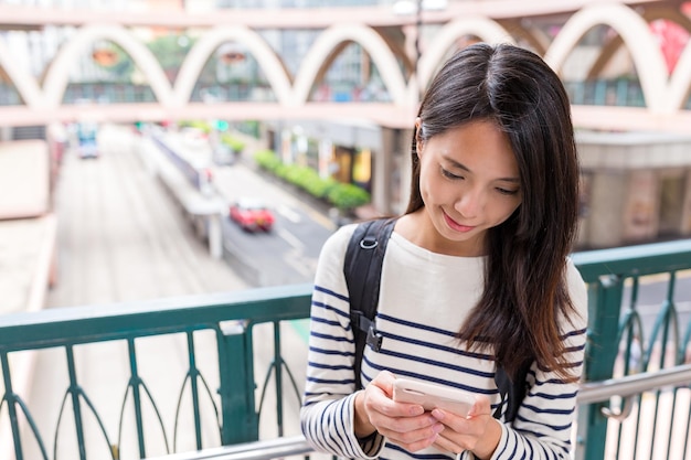 Vrouw die op mobiele telefoon werkt