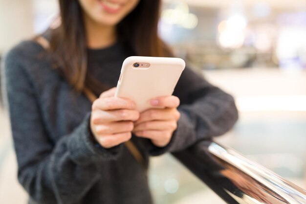 Vrouw die op mobiele telefoon werkt