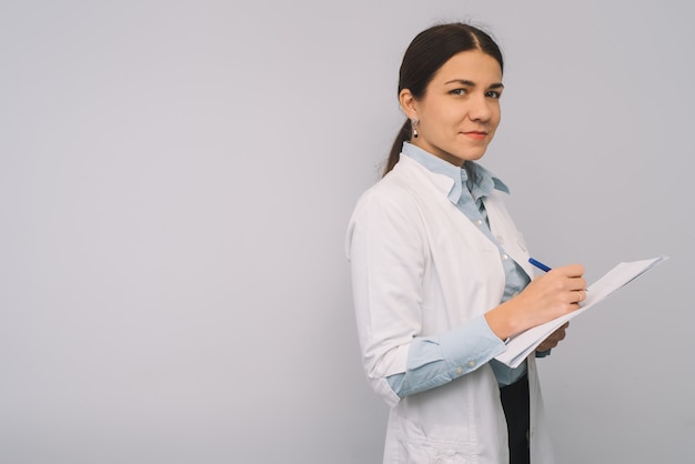 vrouw die op papier de testresultaten schrijft