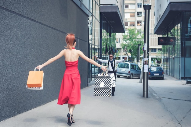 Vrouw die op straat loopt in de stad