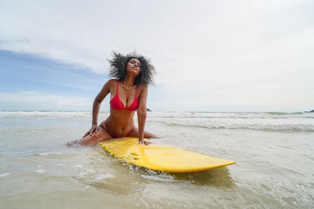 Foto vrouw die op surfplank zwemt