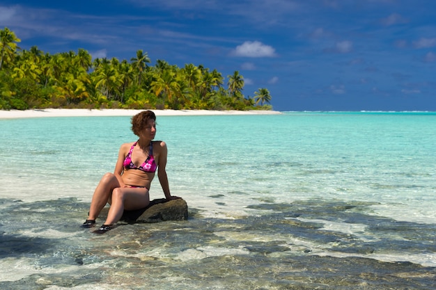 Foto vrouw die op turkooise lagune let