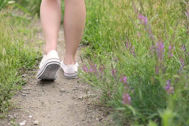 Foto vrouw die op wegpad loopt