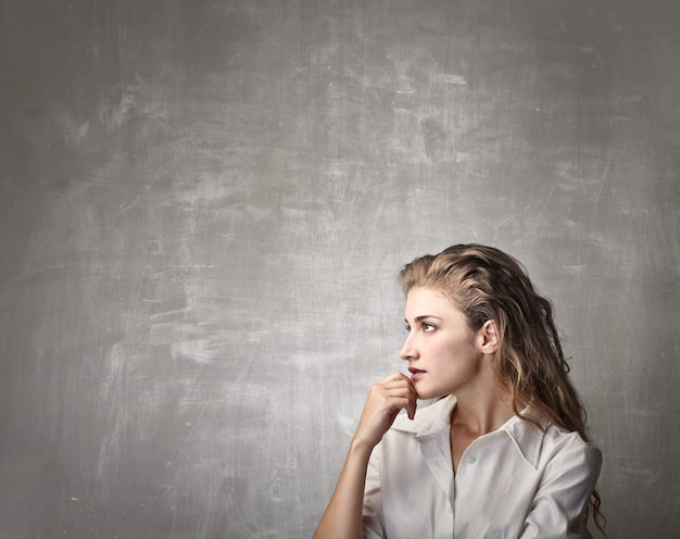 Foto vrouw die over een idee denkt