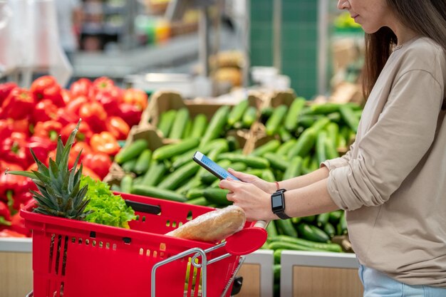 Vrouw die paprika's kiest