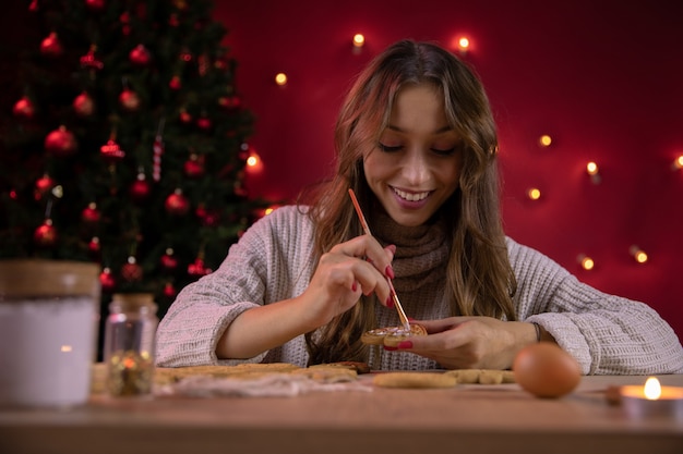 Vrouw die peperkoekkoekjes maakt